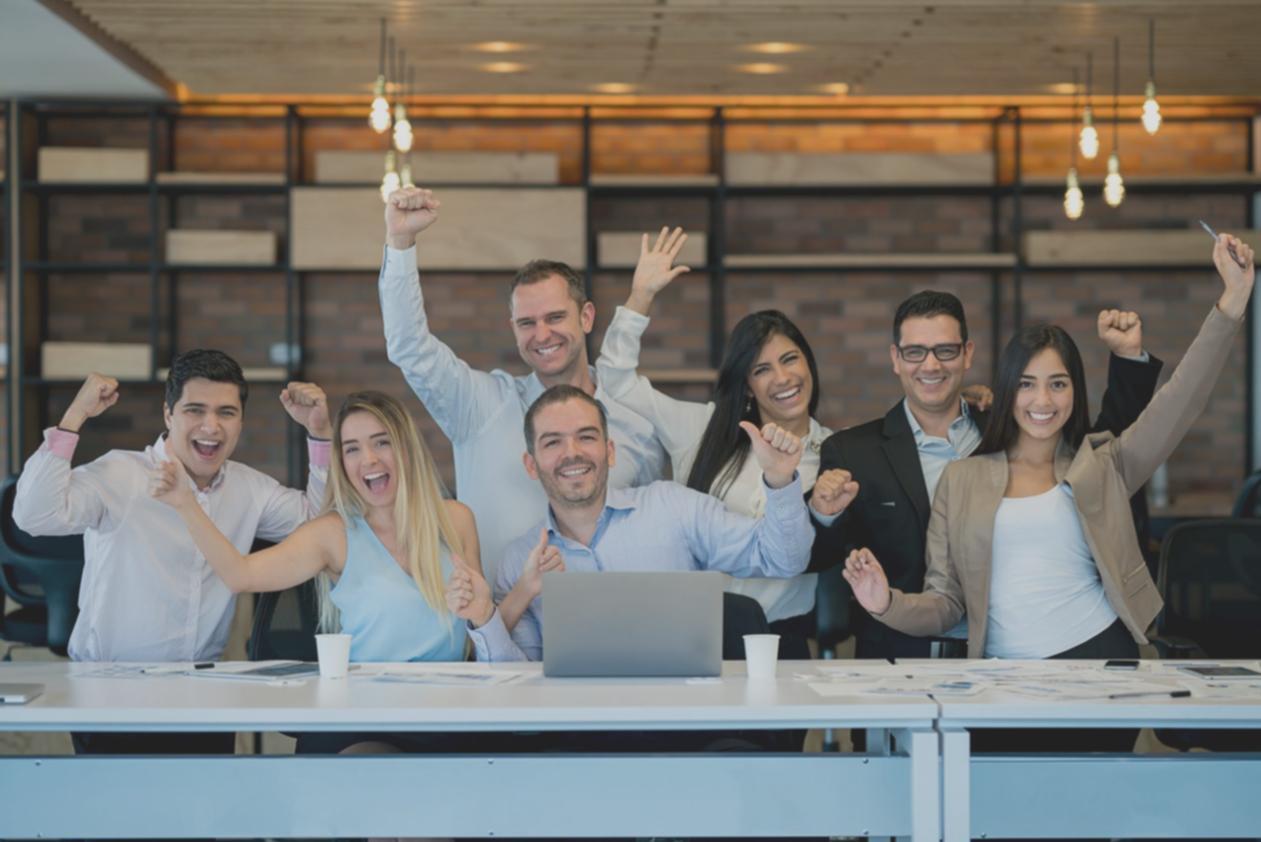 Estudiante aprendiendo análisis SEO en la plataforma Calarivonex