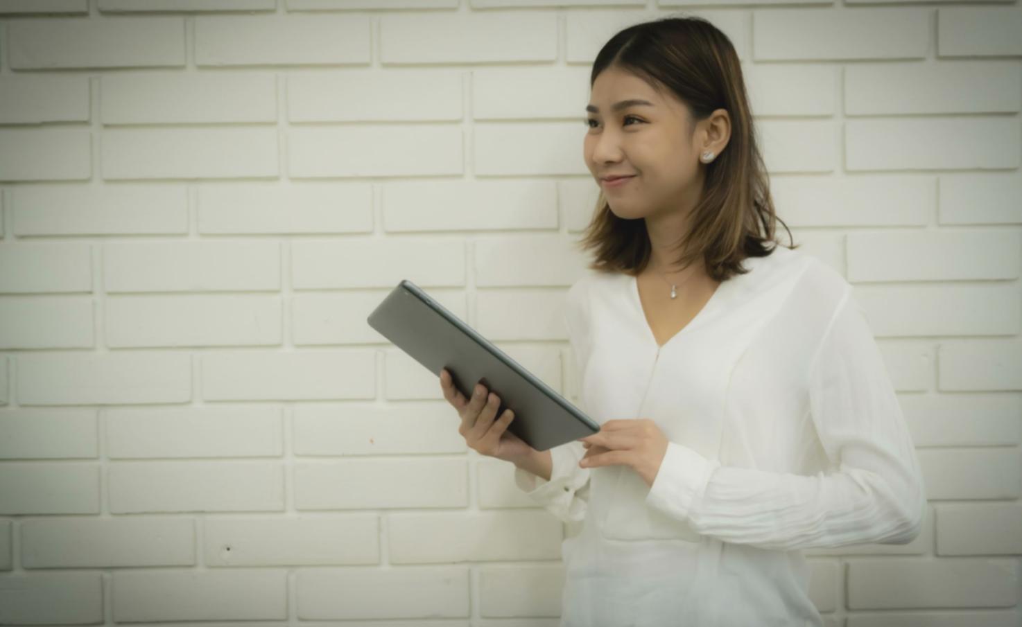 Pantalla mostrando análisis de palabras clave con software SEO profesional