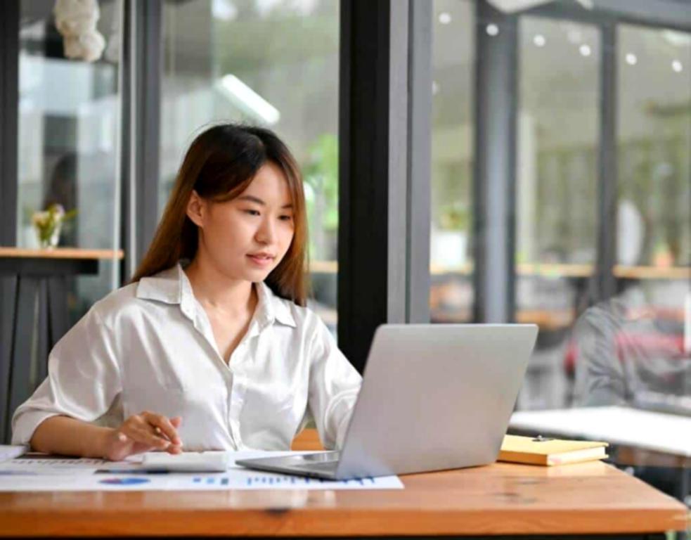 Estudiantes explorando métricas de posicionamiento en herramientas SEO