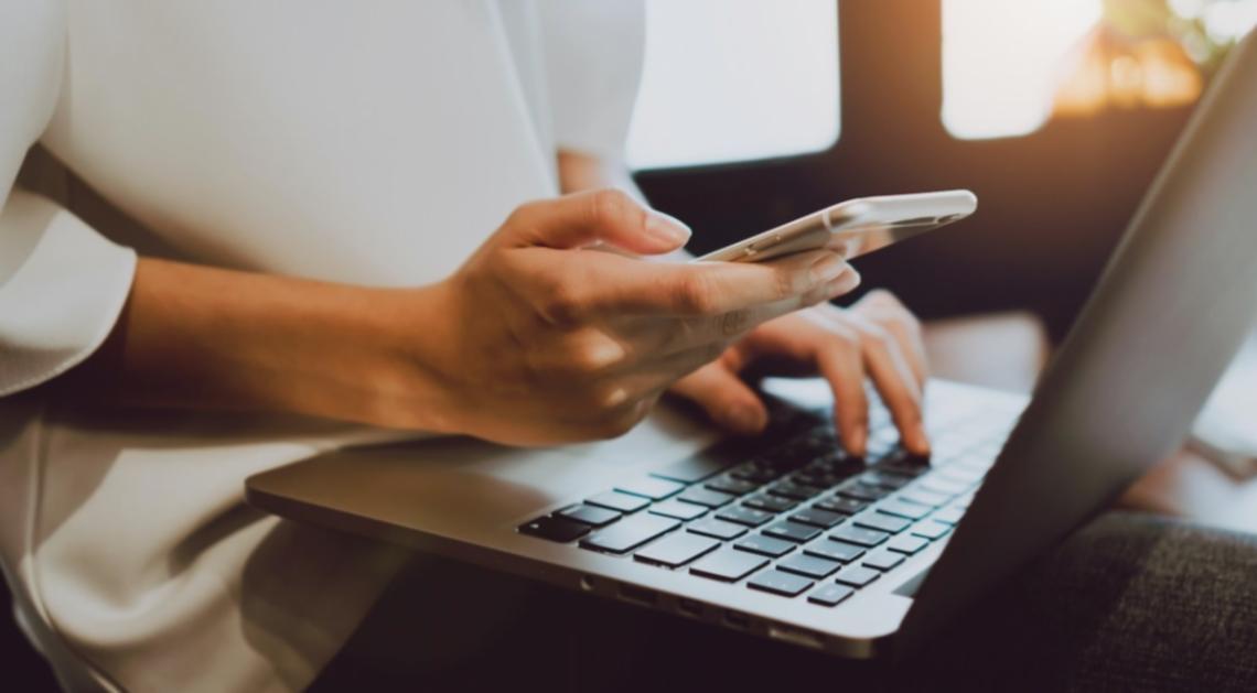 Equipo trabajando con herramientas SEO en plataforma educativa Calarivonex